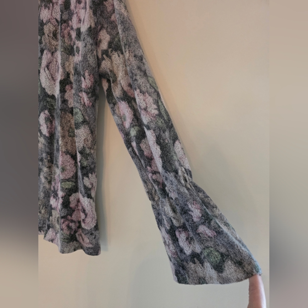 Dantelle Floral Fuzzy Knit Bell Sleeve Top – Size Large - Picture 3 of 9